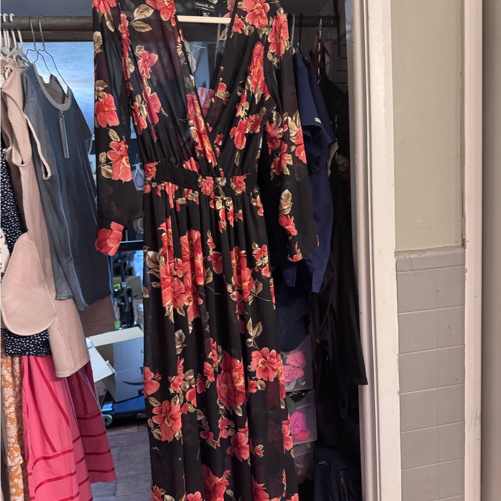 Black and Red Maxi Sundress with V-Neck and Sleeveless Design